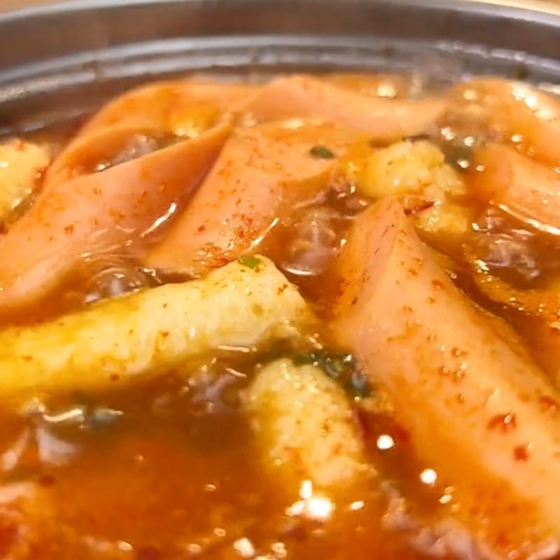 Bánh gạo tokbokki là món ăn đường phố nổi tiếng của Hàn Quốc.