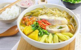 Canh chua cá lăng là một món ăn đặc trưng của miền Trung, bài viết này ẩm thực 360 sẽ giới thiệu đến bạn cách nấu canh chua cá lăng miền Trung đúng chuẩn vị chua cay để bạn có thể thưởng thức món ăn đặc trưng này tại nhà.